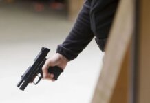 Policía manipulaba su pistola, se le escapó un tiro y el balazo atravesó a su hijita de seis años