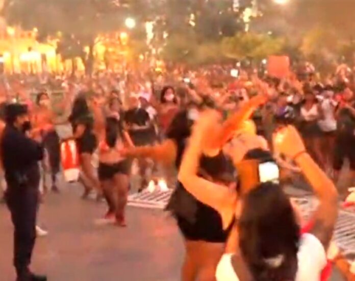 80299-intentaron-prender-fuego-la-catedral