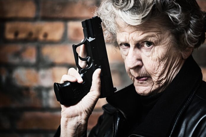 anciana-abuela-arma