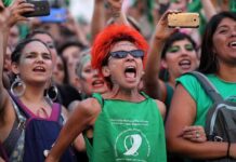 Polémica: Feministas le cambiaron la letra al Himno Nacional Argentino