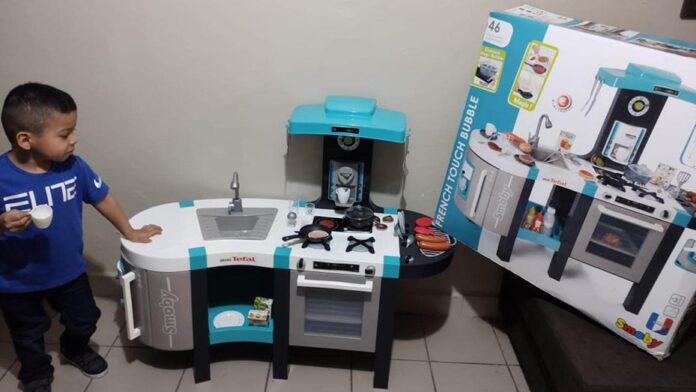 nino-pide-cocina-de-regalo-a-sus-padres-y-se-hace-viral-en-redes-sociales