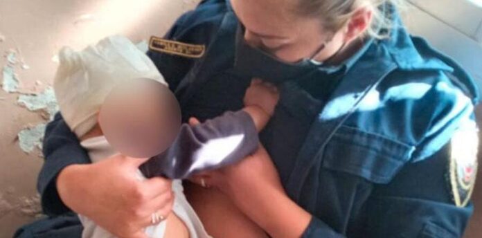 pOLICÍA-AMAMANTAR-BEBE-900x445-1