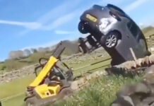 Le estacionaron un auto en su entrada y lo sacó con su tractor | VIDEO