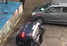 Video impactante: auto estacionado se hunde por completo en el asfalto en cuestión de segundos