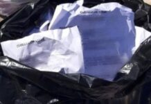 Encontró más de 60 currículums en la basura, los repartió y consiguió trabajo para una docena de personas