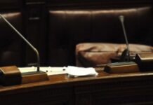Expulsan del congreso a una diputada por usar los pantalones demasiado ajustados