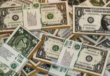 Un hombre ganó más de 55 millones de dólares pero se lo ocultó a su familia durante diez años
