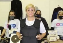 Insólito: una precandidata a concejal reparte chalecos antibalas en Rosario
