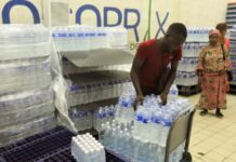 Beber agua embotellada tiene un impacto 1.400 veces superior en el ecosistema que consumir del grifo, según científicos