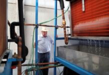 Un inventor creó una máquina que produce agua ‘de la nada’ y funciona incluso en un desierto