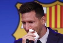 Ponen en venta el pañuelo que Messi usó en su despedida del Barcelona por un millón de dólares