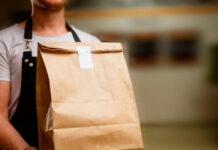 Comieron 3 años gratis por un error del delivery y ahora tienen que pagar todo