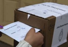 PASO 2021: entró borracha y a los insultos en una escuela, y dijo ser fiscal de mesa