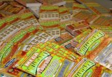 Ganó casi $60 millones en la lotería, pero el dueño del local le quitó el boleto premiado y huyó en moto
