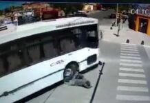 Video impactante: un colectivo le pasó por encima a un anciano, salió ileso y se fue caminando
