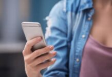 Revisó el celular de su esposo y halló charlas con otra mujer: planeaban asesinarla