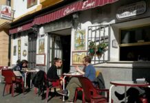 Quisieron irse sin pagar de un bar, pero terminaron avergonzados por una amable señora