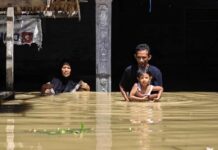 Dos niños murieron y 24 mil personas fueron evacuadas por inundaciones en Indonesia