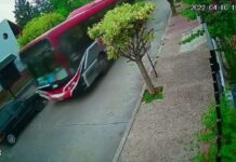 Un nene de 12 años se robó un colectivo, manejó 30 cuadras y chocó varios autos